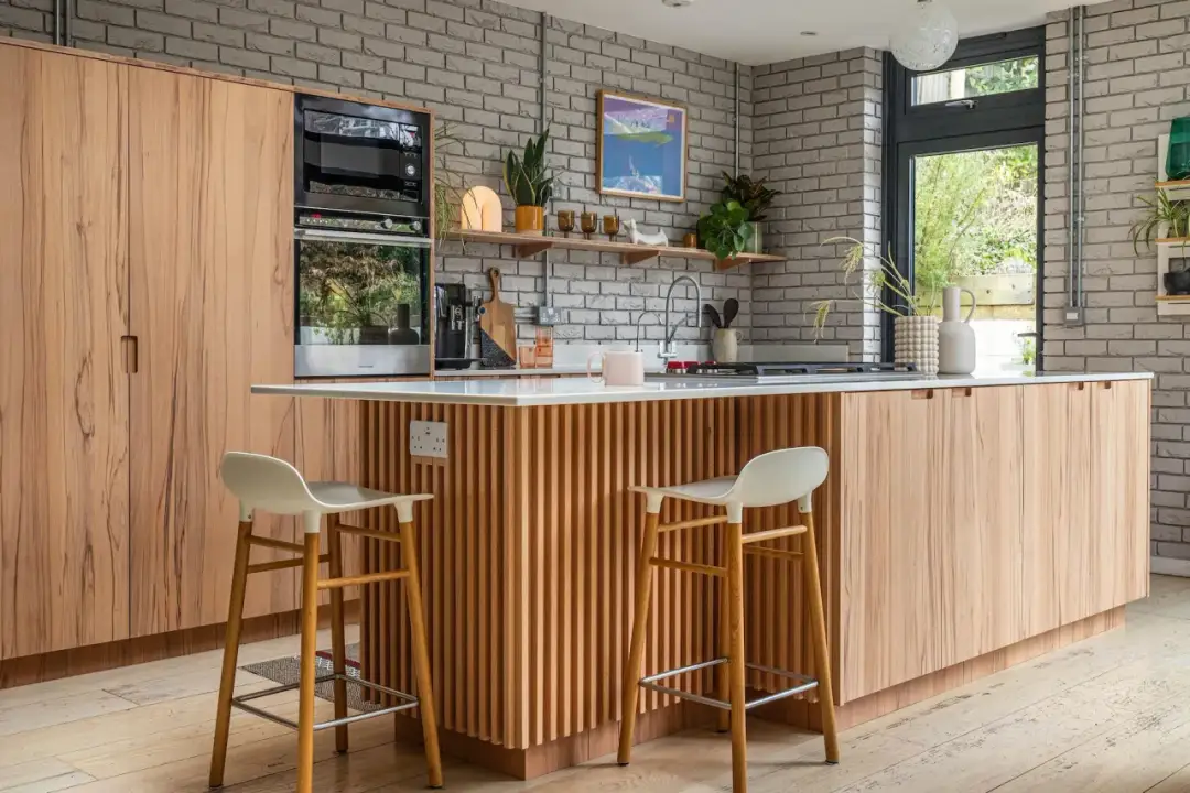 Jaki kolor ścian do drewnianych mebli w kuchni, by uniknąć błędów?