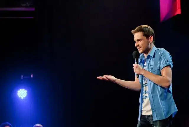 Stand-up: Poznaj fenomen! Różnice z kabaretem, historia i pojęcia.