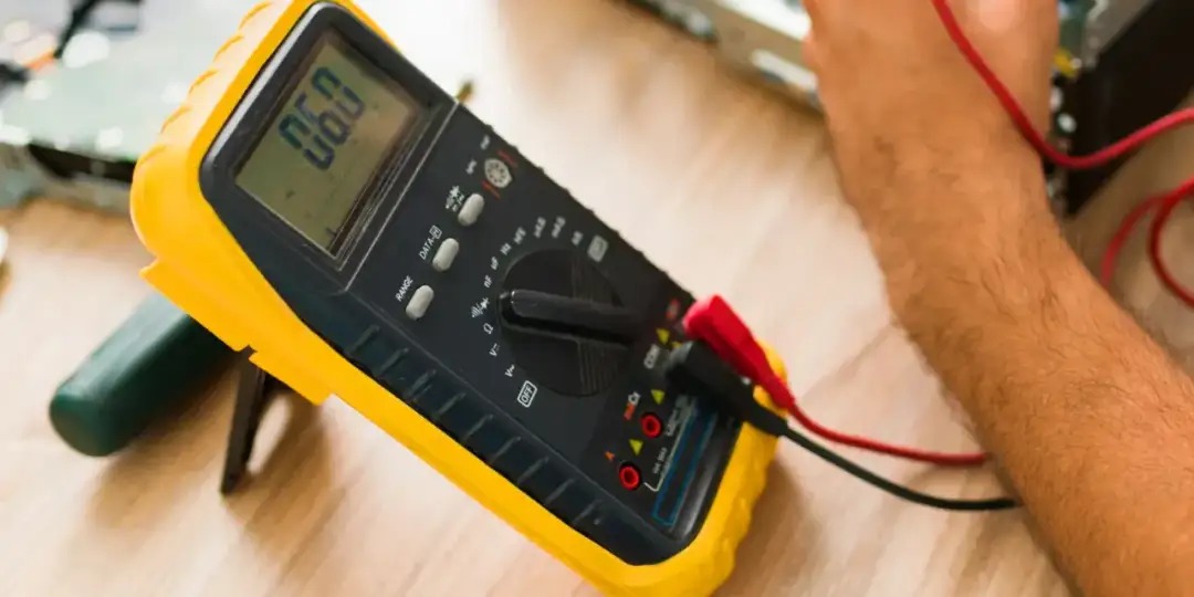 Jaki multimetr na początek? Wybierz najlepszy model dla siebie