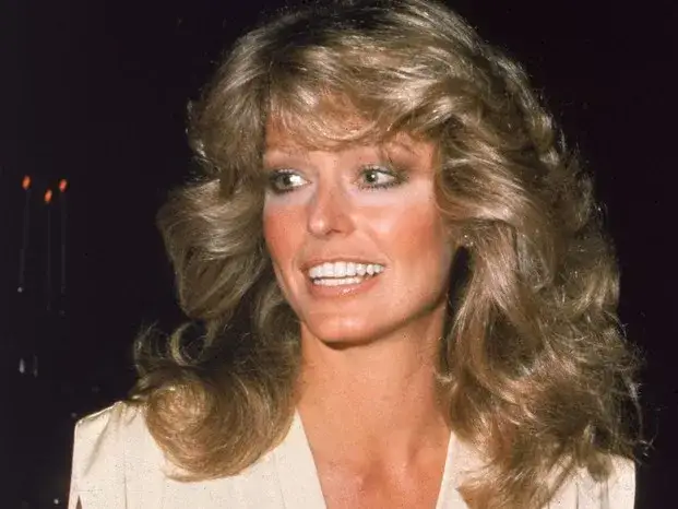 Impreza w stylu lat 80: Jak uniknąć modowych wpadek i błyszczeć