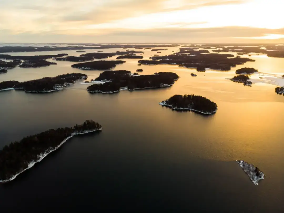 Krajobraz archipelagu z licznymi wyspami pokrytymi śniegiem, przypominający kraje, które mają najwięcej wysp.