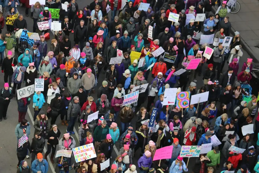 Co to demokracja? Kluczowe zasady i znaczenie dla społeczeństwa