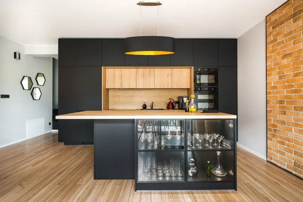 Półka nad wyspą: funkcjonalny element nowoczesnej kuchni