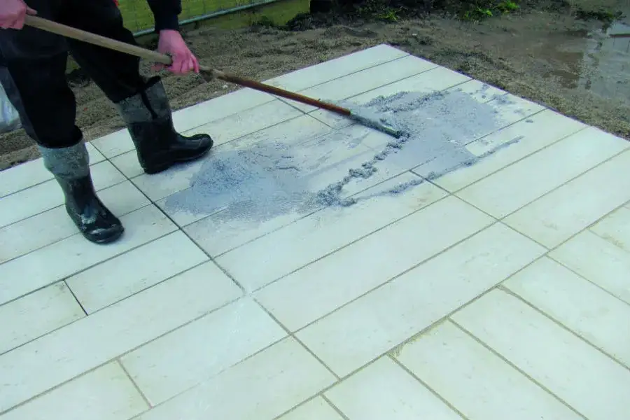 Jaką fugę do płytek betonowych wybrać, aby uniknąć problemów?