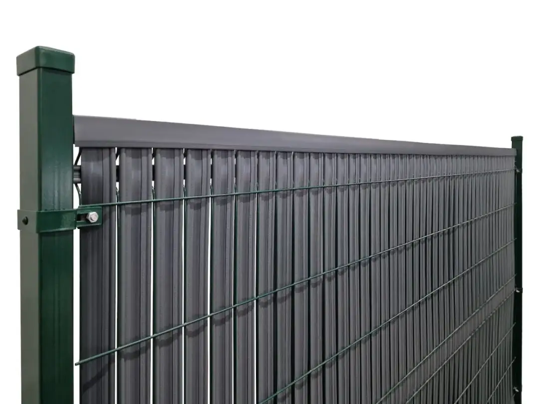 Czym zasłonić ogrodzenie panelowe, aby zyskać prywatność i styl