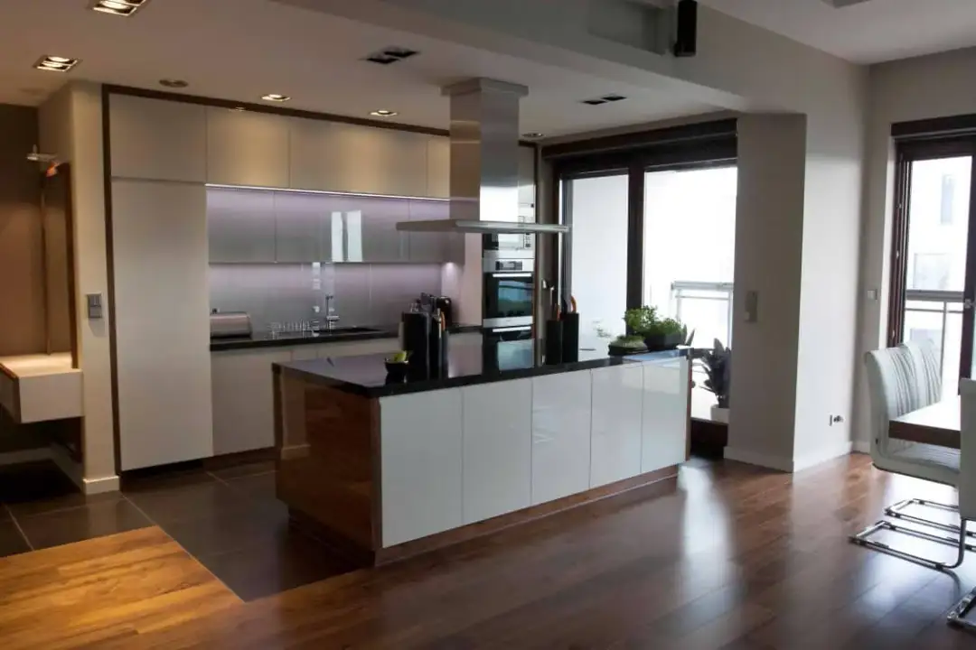 Jak urządzić kuchnię z półwyspem: 8 praktycznych wskazówek projektowych