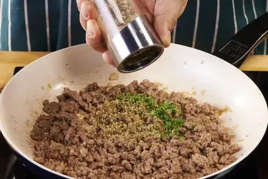 Ile smażyć mięso na spaghetti, aby uzyskać idealny smak i teksturę Ile smażyć mięso na spaghetti, aby uzyskać idealny smak i teksturę