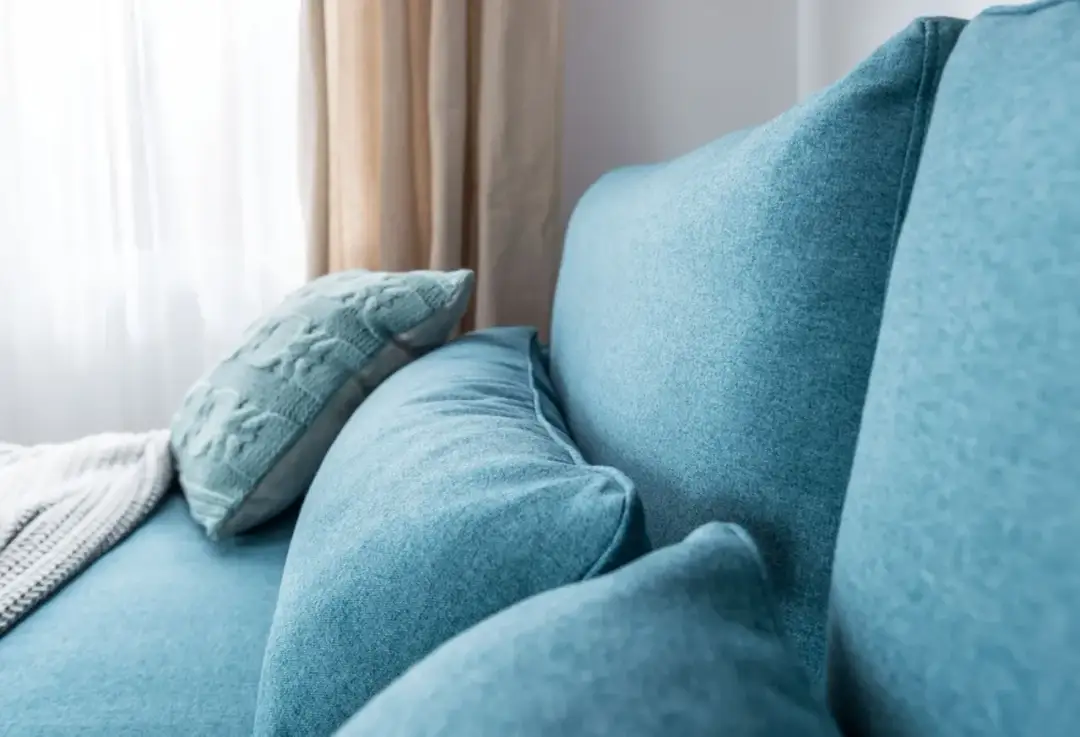 Dywan do niebieskiej kanapy: jak wybrać idealny kolor i wzór?