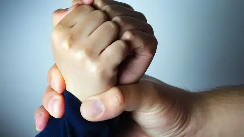 Jak reagować, gdy dziecko bije rodzica? Porady dla rodziców