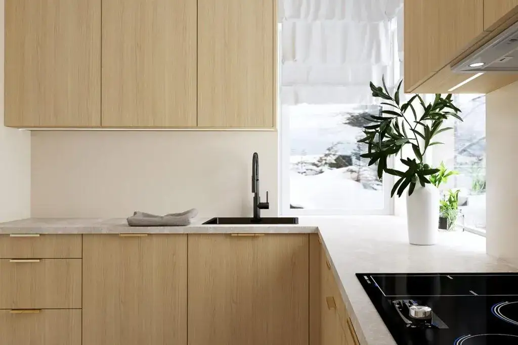 Okno nad blatem w kuchni: zalety i wady, na co zwrócić uwagę?
