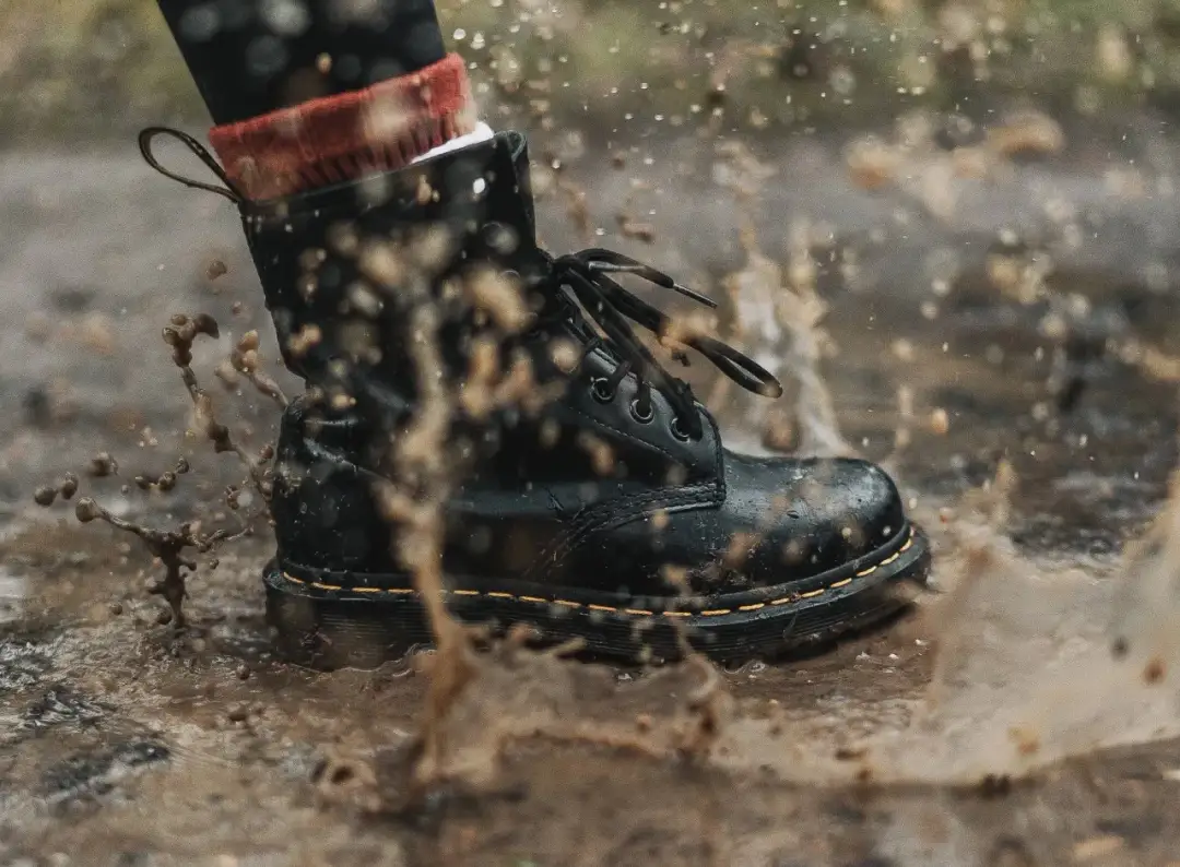 Sennik - co oznacza gdy widzisz kogoś w błocie? Symbolika i interpretacja