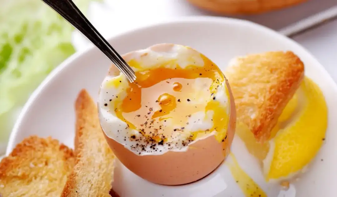 Jajko na miękko z lodówki: idealny czas i zero pęknięć!