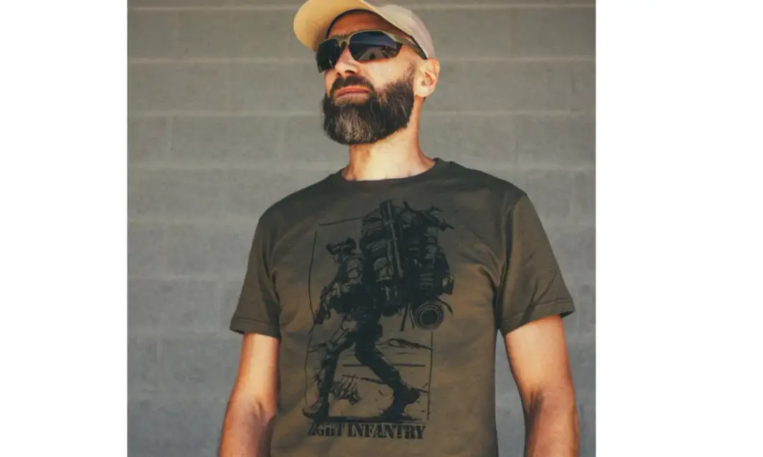 Odzież „low profile”. Jaką koszulkę taktyczną wybrać do codziennego użytku (EDC)?