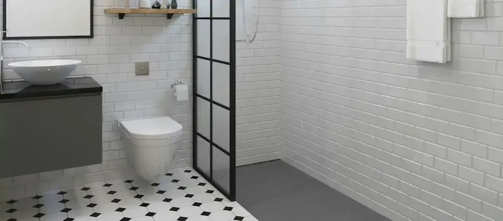 Jaką fugę wybrać do białych płytek, aby uniknąć brudów?