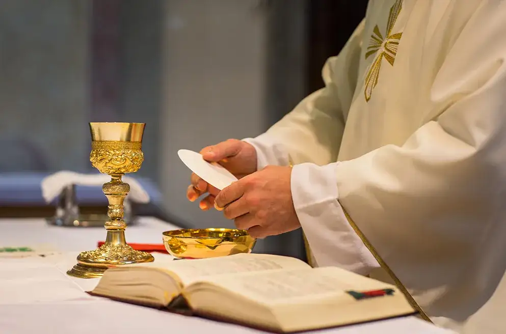 Msza święta z dużej czy małej - poznaj zasady pisowni i użycia