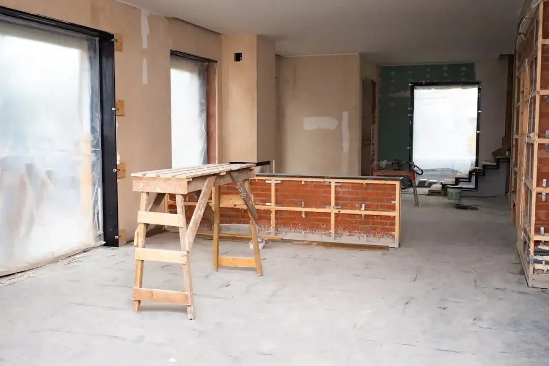 Jak zabezpieczyć podłogę przed malowaniem, by uniknąć kosztownych szkód