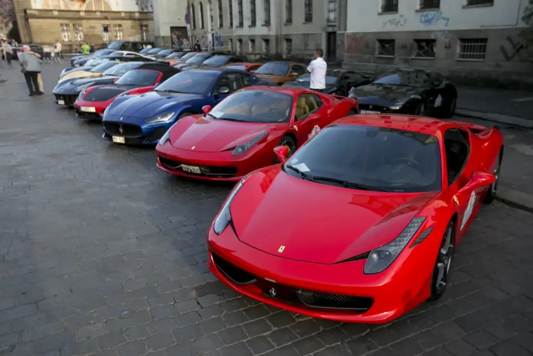 Kto ma ferrari w Polsce? Poznaj znanych właścicieli luksusowych aut