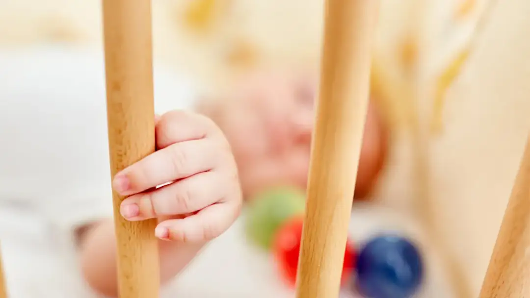 Jak oduczyć dziecko zasypiania przy bujaniu? Skuteczne metody!