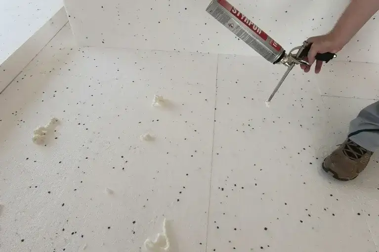 Jak układać folię pod styropian? Poradnik krok po kroku