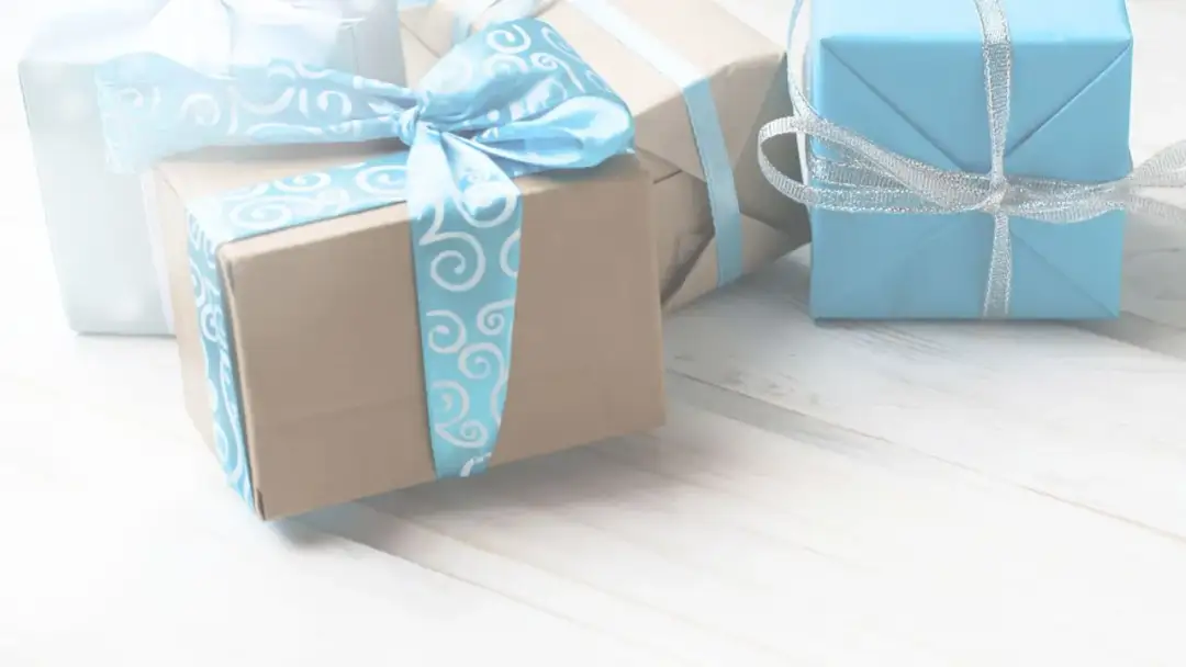 Prezent na komunię dla chłopca 2026: co kupić, ile dać?