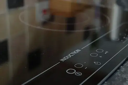 Płyta indukcyjna: Ile kosztuje prąd? Oblicz swój rachunek!