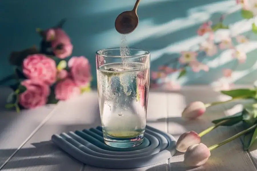 Co wsypać do wody, żeby kwiaty dłużej stały i nie więdły?