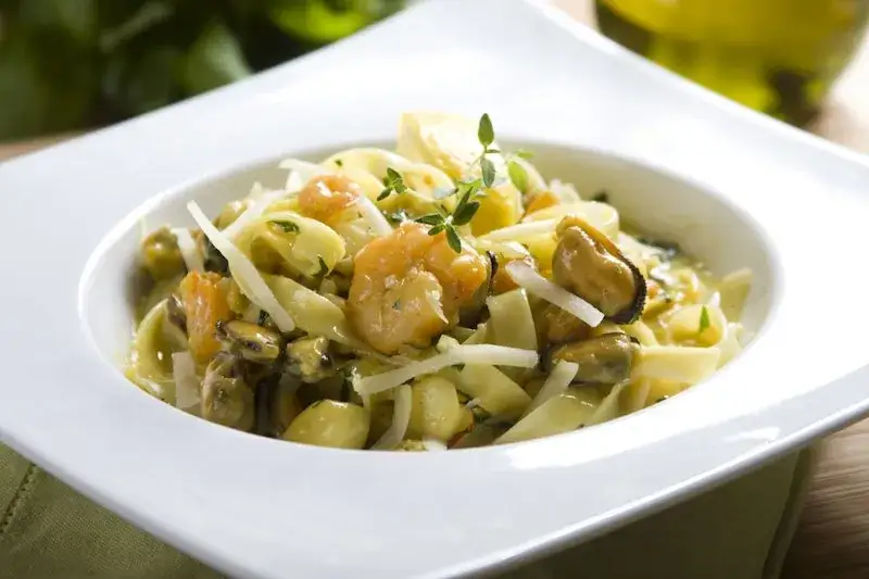 Makaron z owocami morza: Śródziemnomorski smak na talerzu w 20 minut