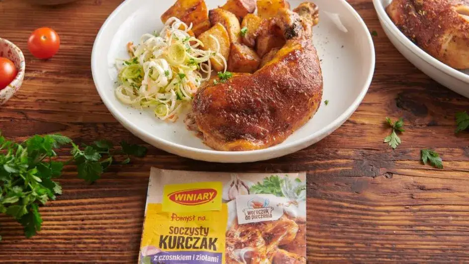 W jakiej temperaturze piec kurczaka w rękawie, by uniknąć wysuszenia?