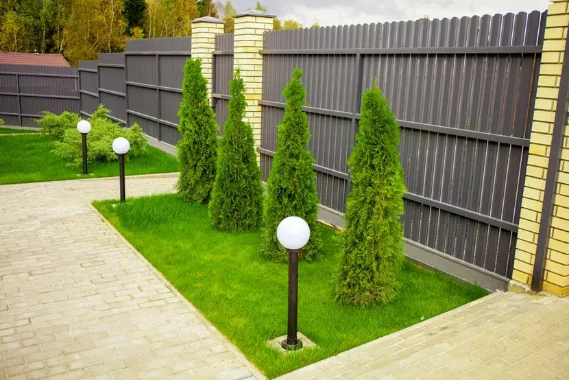 Jak ogrodzić ogródek: praktyczne porady na tanie i stylowe ogrodzenie