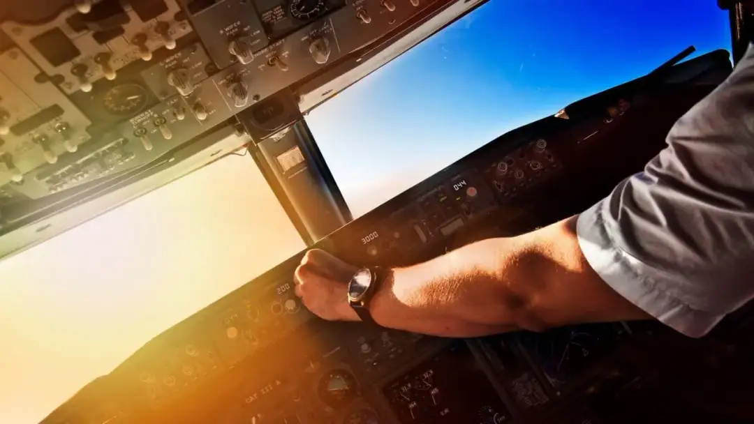 Ile zarabia pilot samolotu Wizz Air? Poznaj zaskakujące fakty o pensjach