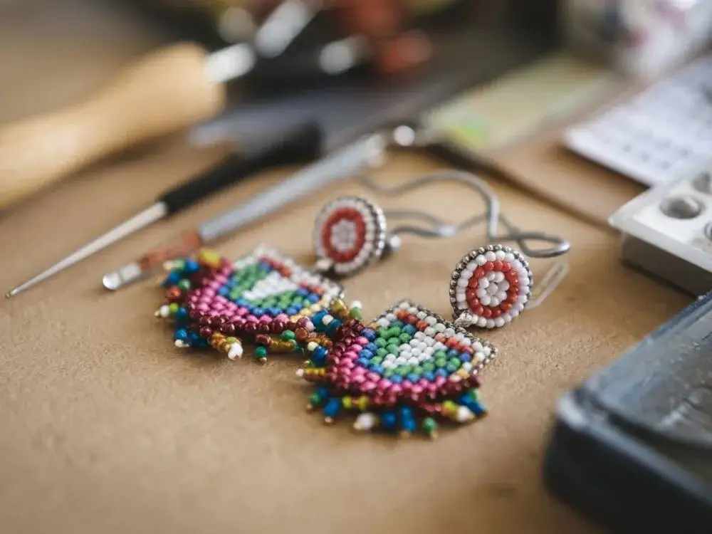 Kolczyki handmade jak zrobić - proste techniki i materiały dla każdego