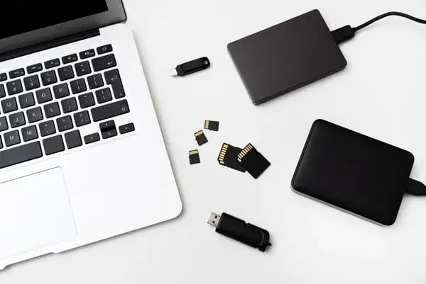 Pendrive czy dysk zewnętrzny - co wybrać dla najlepszej wydajności?