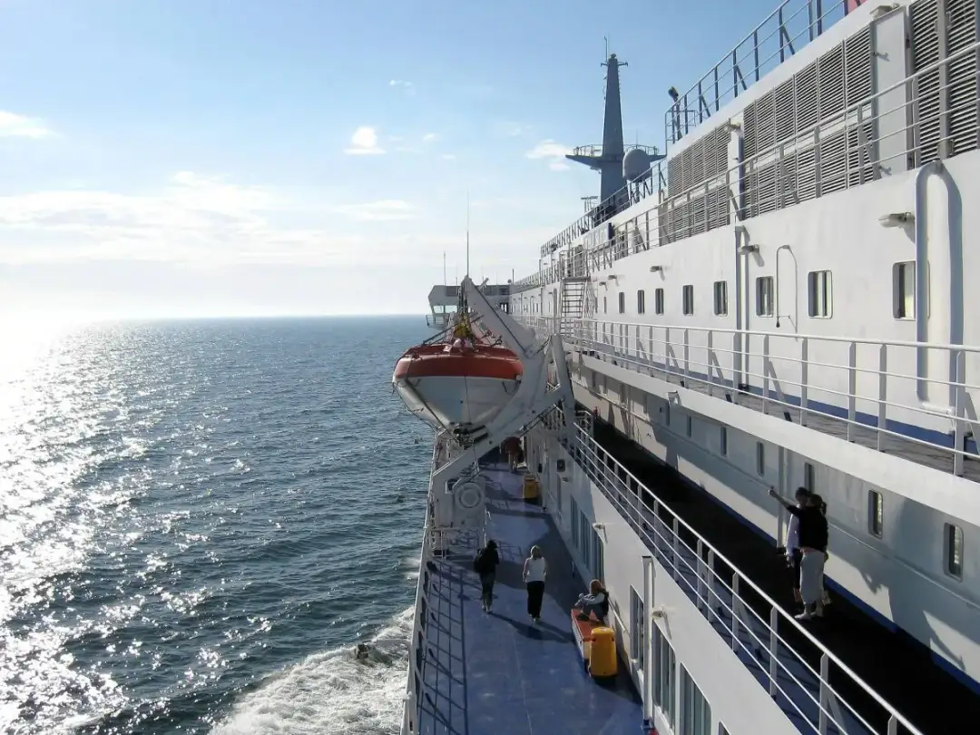 Jak szybko płynie prom? Sprawdź prędkości i czynniki wpływające na czas podróży