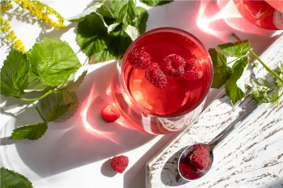 Herbata malinowa na co pomaga – odkryj jej niezwykłe właściwości zdrowotne