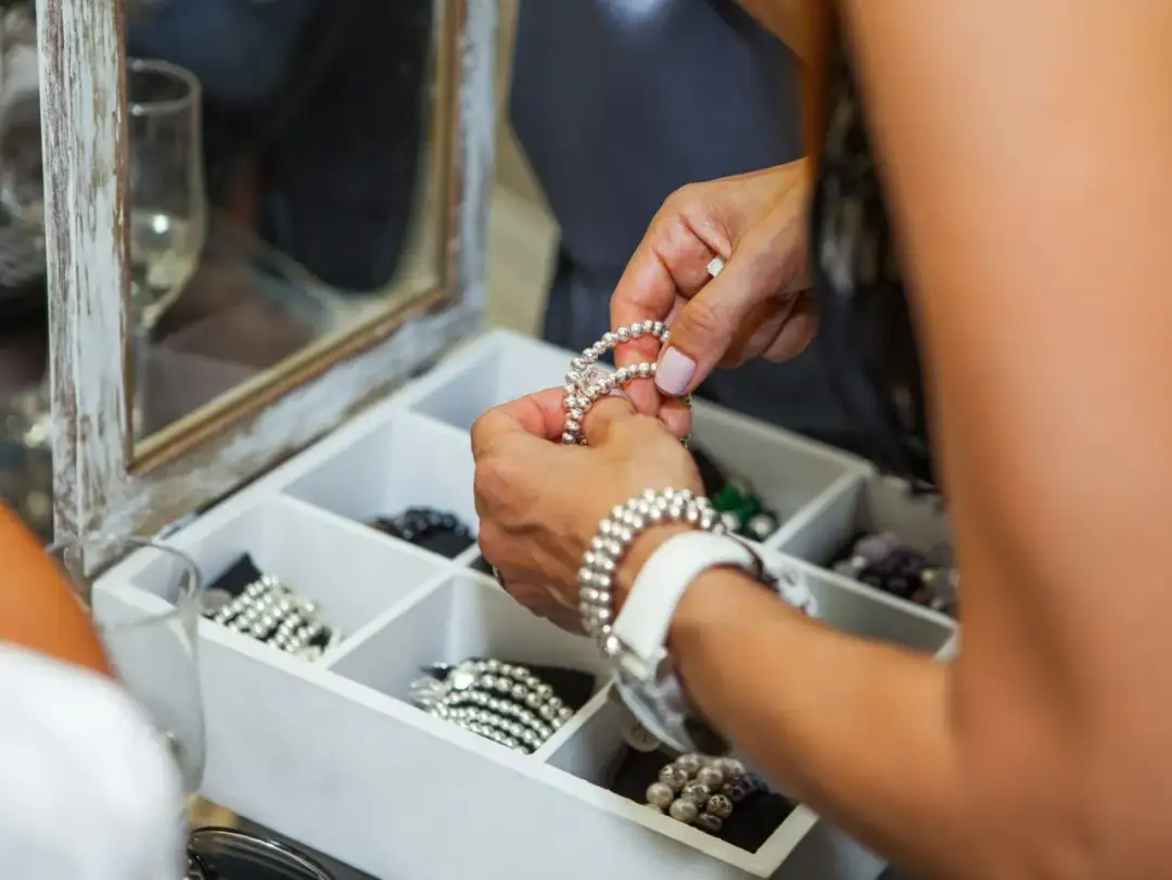 Jak zrobić organizer na biżuterię - proste sposoby na porządek w biżuterii