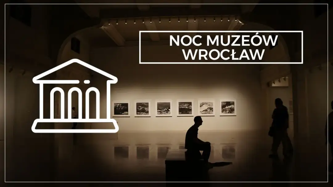 Noc Muzeów Wrocław: ludzie zwiedzają galerię sztuki, podziwiając obrazy.