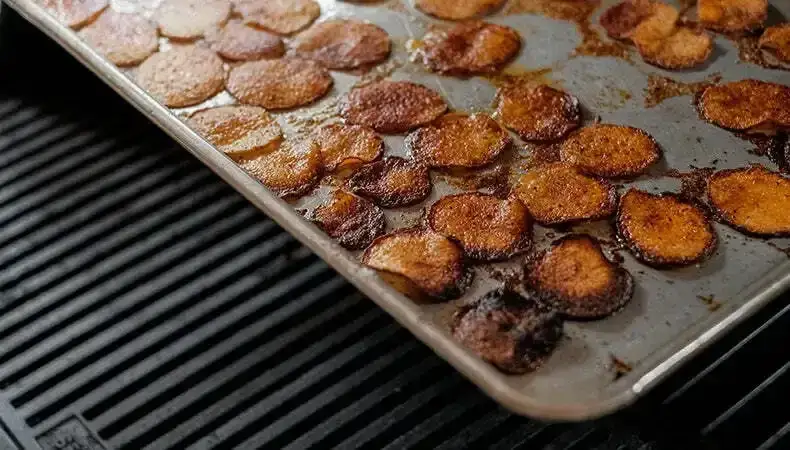 Aromatyczne ziemniaki z grilla – przepisy na idealny dodatek do grillowania