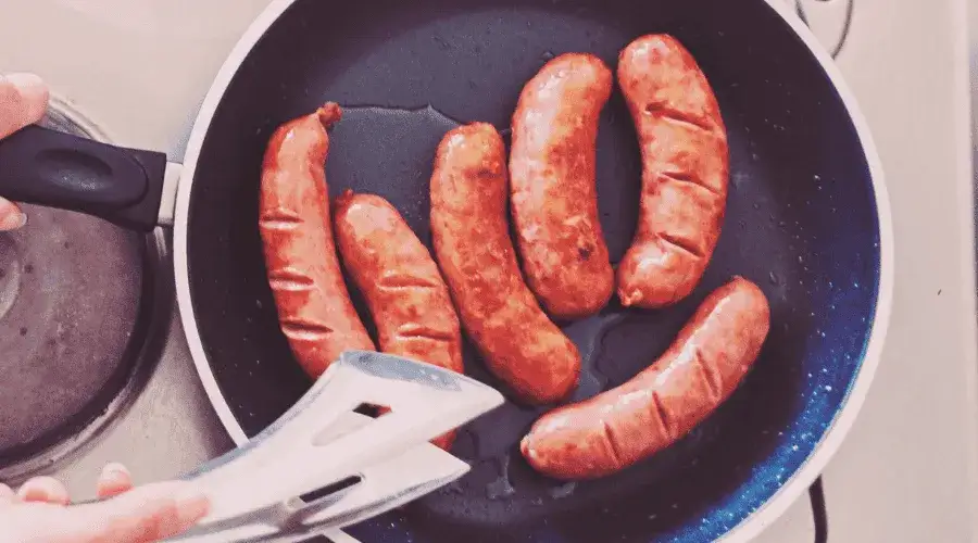 Jak prawidłowo usmażyć kiełbasę na patelni: Najlepsze triki kulinarne
