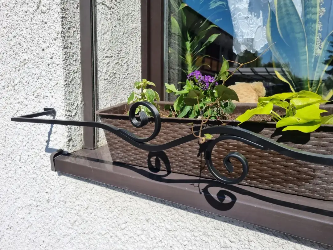 Jak zabezpieczyć doniczki na parapecie zewnętrznym przed uszkodzeniem