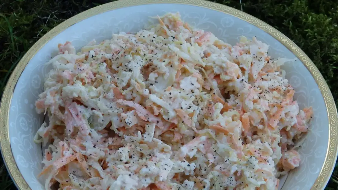 Co dodać do surówki z kiszonej kapusty, by zaskoczyć smakiem?