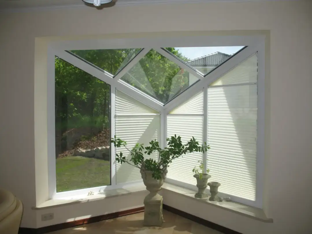 Czym zasłonić szyby w meblach, aby uzyskać styl i prywatność