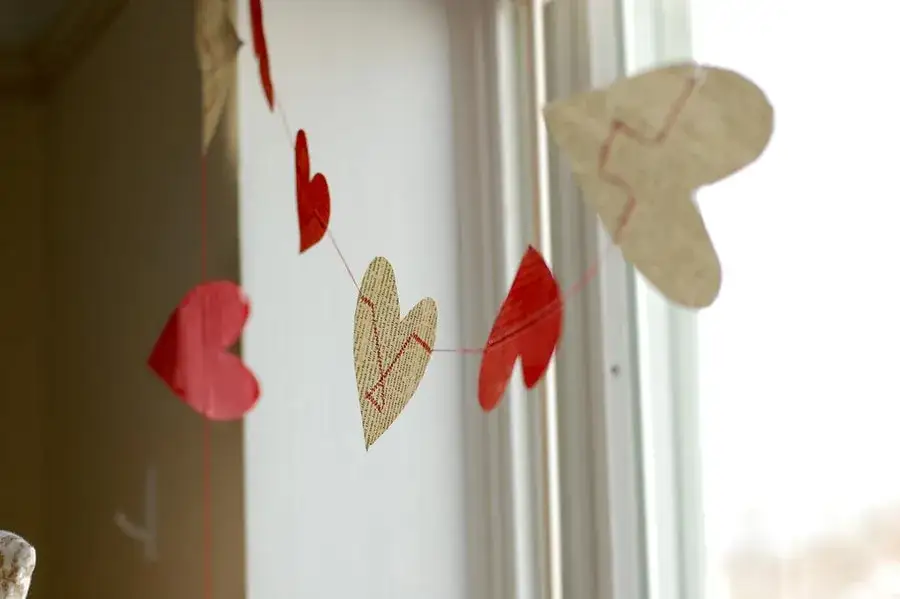 Tanie dekoracje walentynkowe DIY. Zaskakujące pomysły, które zachwycą każdego