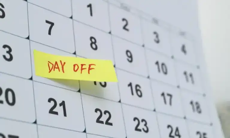 Jak prawidłowo naliczać urlop po studiach i uniknąć błędów