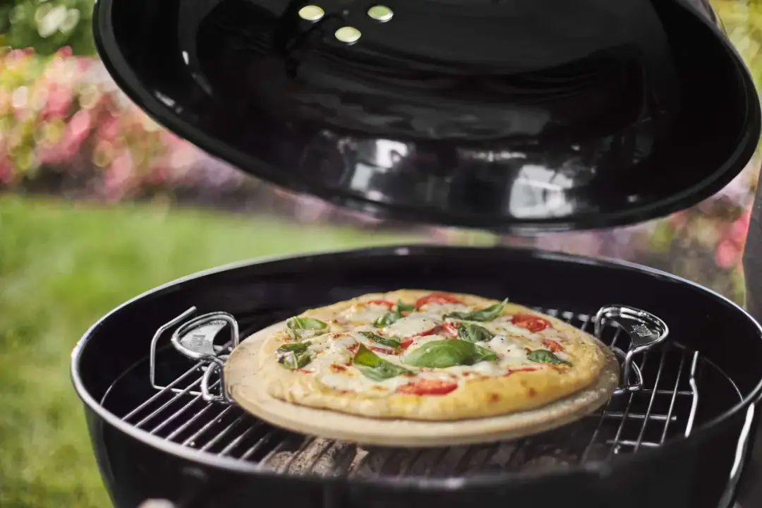 Jak czyścić kamień do pizzy, aby uniknąć zniszczenia i plam