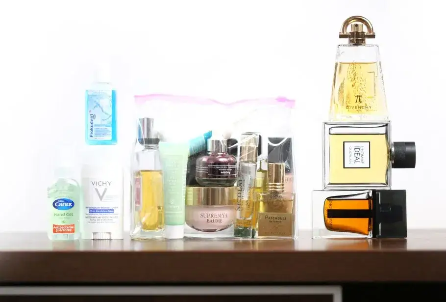 Perfumy w samolocie: zasady przewozu w bagażu podręcznym i rejestrowanym