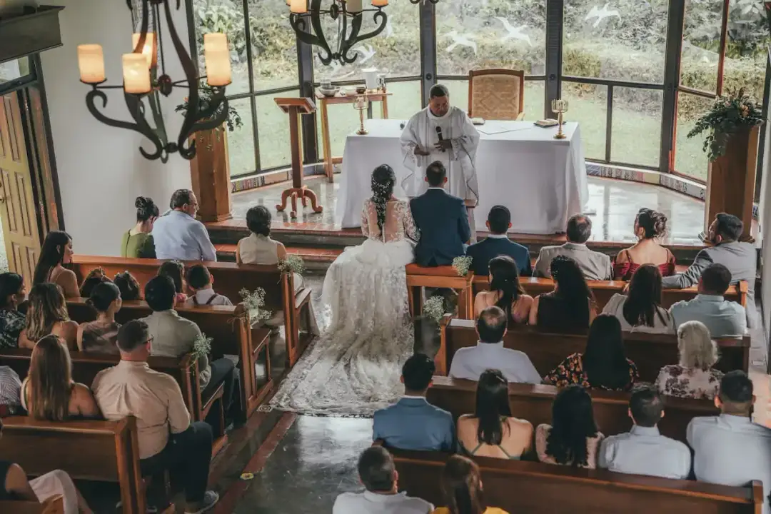 Ile trwa ślub w kościele? Zaskakujące fakty o ceremonii!
