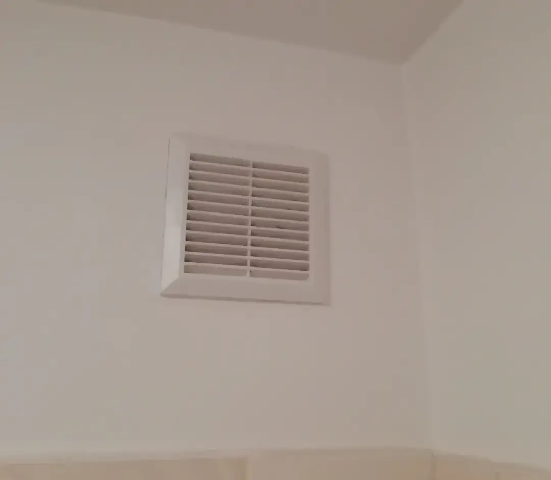 Dlaczego wieje z kratki w bloku? 6 najczęstszych przyczyn