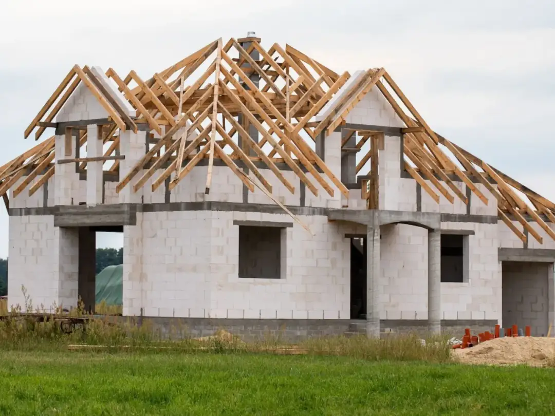 Kosztorys budowy domu 120m²: Realne wydatki i ukryte koszty