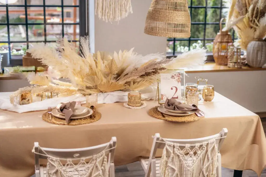 Jak udekorować stół na przyjęcie - proste pomysły na wyjątkową aranżację