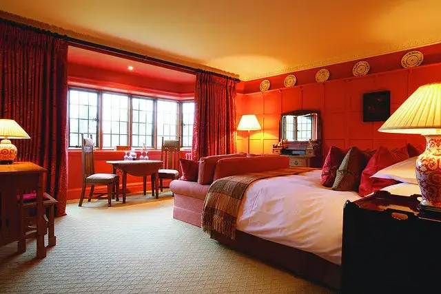 Hotel 4 vs 5 gwiazdek: Czy luksus 5* jest wart swojej ceny?